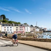 Visitez Belle-Île-en-Mer à vélo : explorez ses paysages magnifiques et ses chemins pittoresques pour une aventure inoubliable